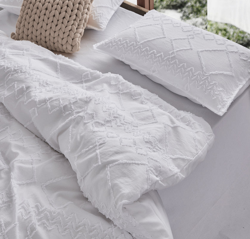 100% Premium Tufted Microfibre Quilt Cover Set - Ultra-Soft, Durable Embroidery Bedding Comforter Set - Machine Washable & Zipper Closure - White - Single
