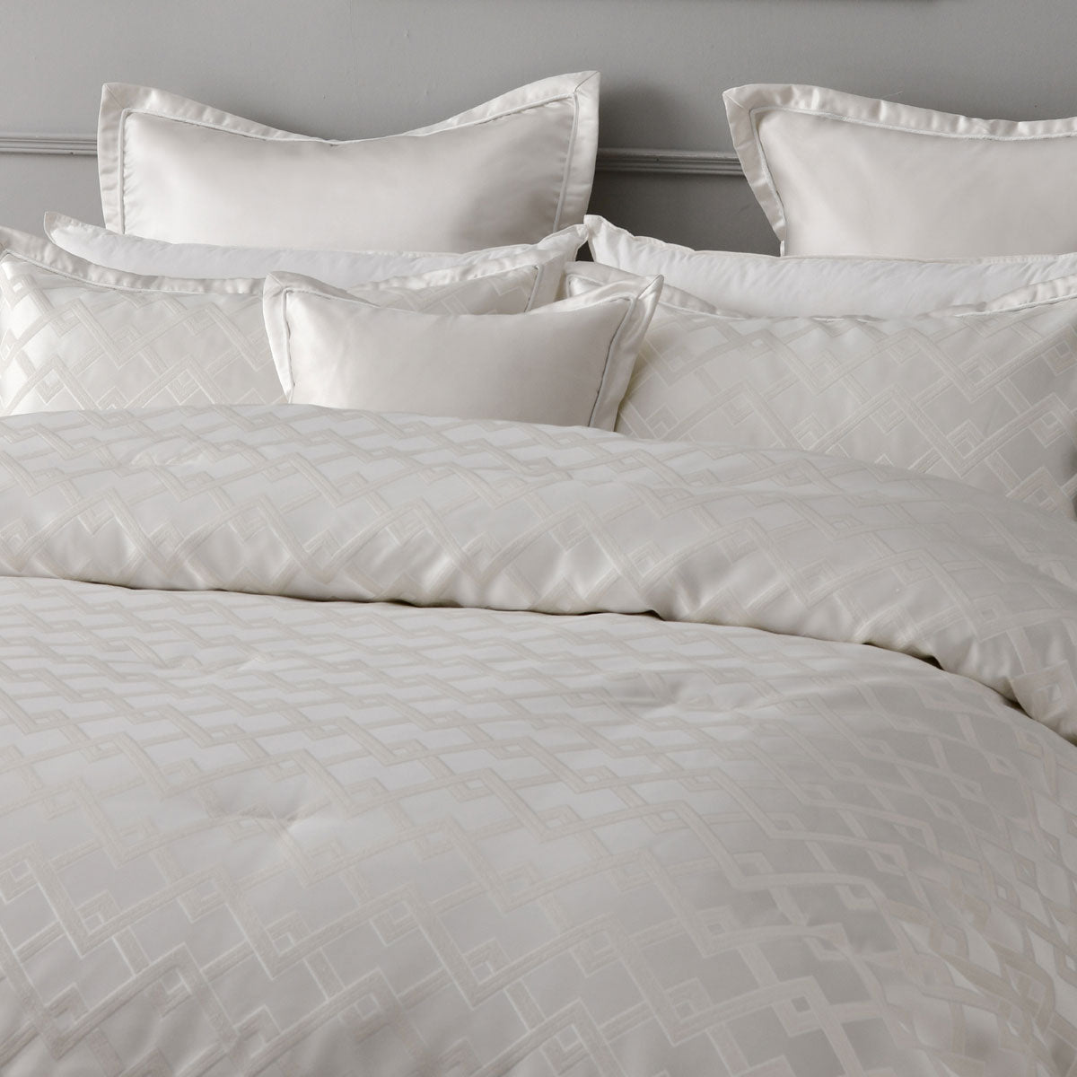 Bianca Firenze Pearl 6 Pcs Jacquard Geometric Comforter Set Queen/King